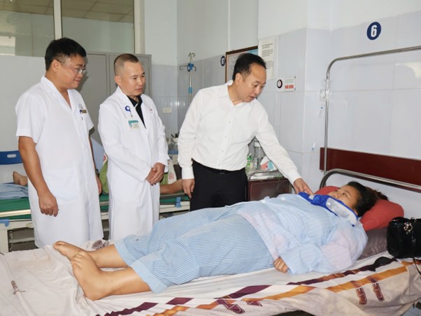 PGS.TS Trần Cao Bính, Giám đốc Bệnh viện Răng hàm mặt Trung ương Hà Nội  hội chẩn một ca bệnh hàm mặt tại Bệnh viện Đa khoa tỉnh